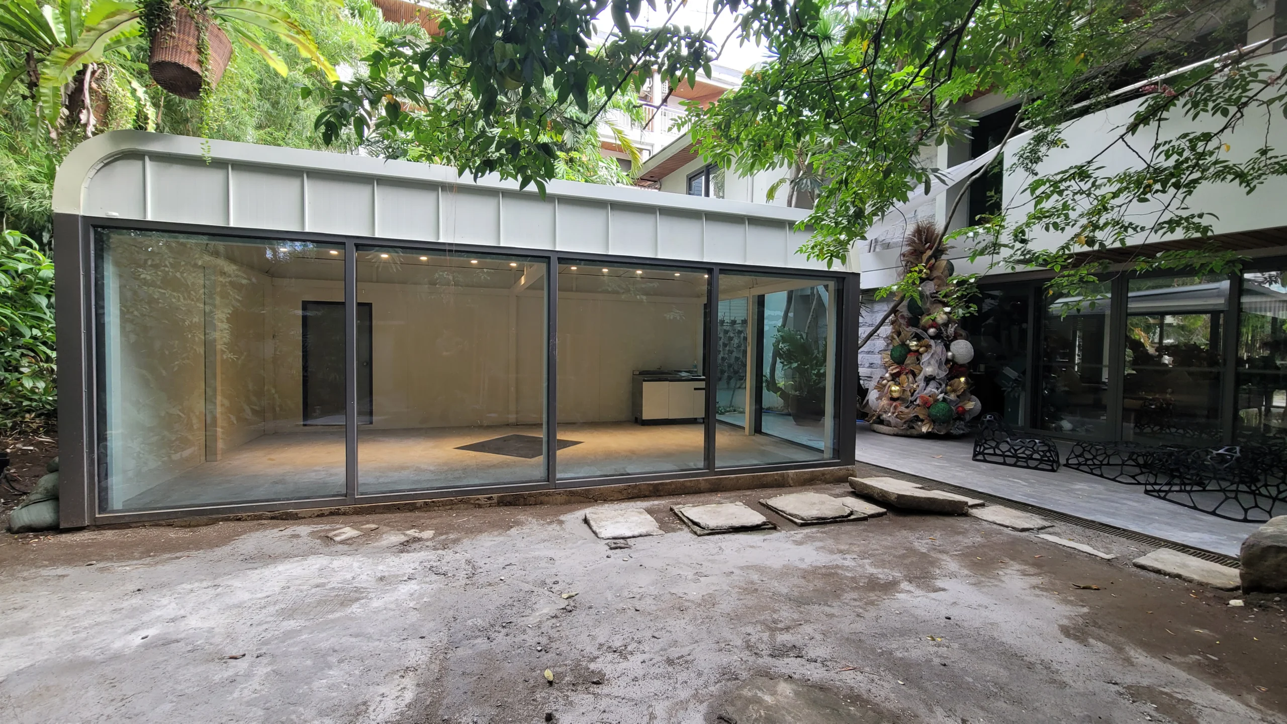 필리핀 마닐라 주택 정원에 설치되는 유리 외벽 컨테이너형 스마트팜 모듈 외관